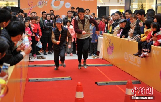 福州商场三八节上演男士穿高跟鞋“障碍赛跑”