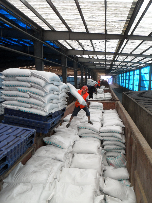 今年首列国际联运化肥专列开往越南