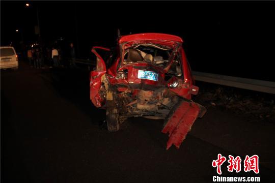 广西一车辆抛锚 乘客下车推车被撞致2死1伤