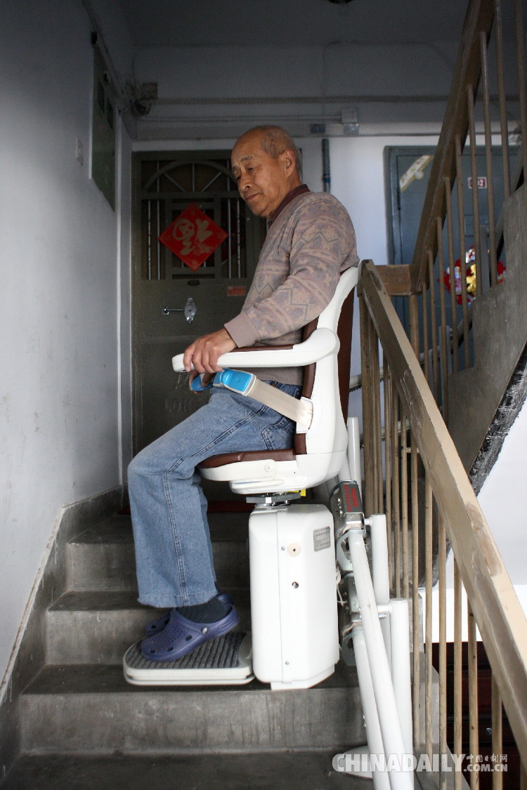北京老旧小区安装“座椅式电梯”受居民认可