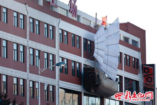 长春一建筑墙外挂帆船