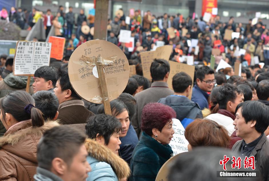 义乌招工迎来高峰 自制招聘纸牌占领会场[5]