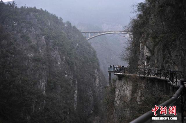 重庆峡谷陡壁上建空中栈道 最高处距谷底500米