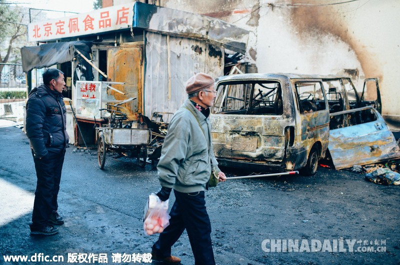 北京一食品店发生火灾 周围停放车辆烧成空壳