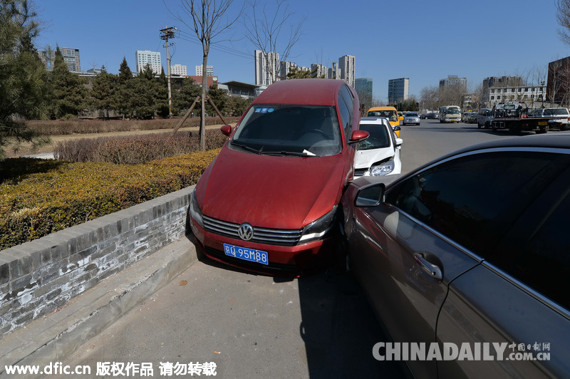 北京一宝马误把油门当刹车 连撞四辆现场如“叠罗汉”