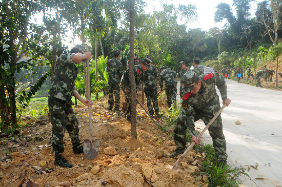 万宁边防官兵参加义务植树活动