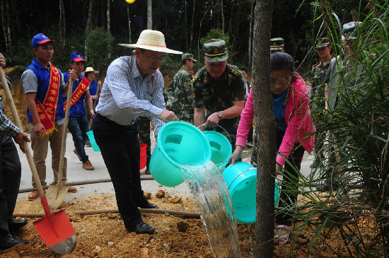 万宁边防官兵参加义务植树活动