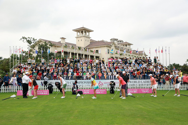 2015世界女子高尔夫锦标赛参赛职业球手为海南学生传授球经