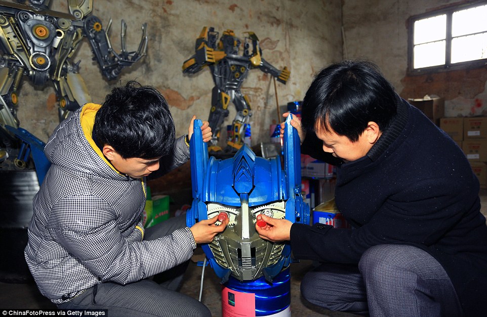 中国农村父子用废旧材料造变形金刚 价值110万