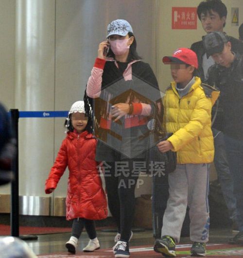 宋祖英携两个孩子现身机场被拍 遮面前行仍很瘦