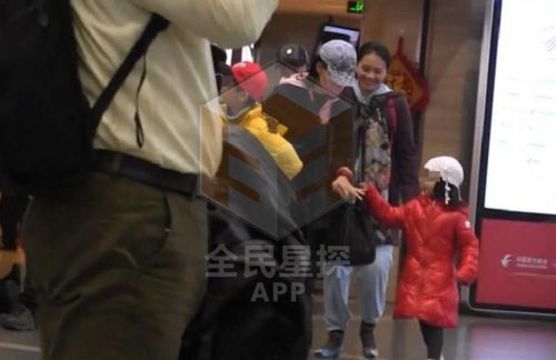 宋祖英携两个孩子现身机场被拍 遮面前行仍很瘦