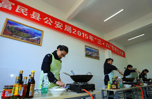 云南省富民45名女警“三八节”秀厨艺