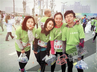 重庆马拉松开赛在即 100名重庆美女组跑团PK成都
