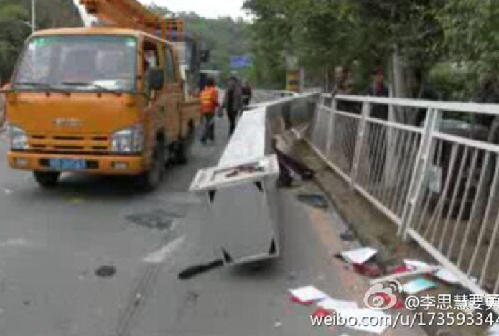 深圳：龙门架一个月内被撞两次 砸断小车