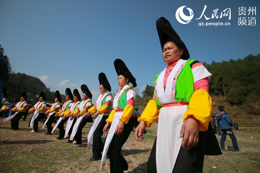 贵州苗族舞蹁跹 “跳洞”赛笙比美