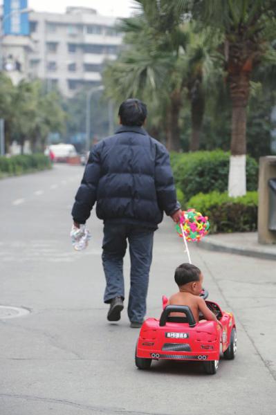 四川“狼爸”让一岁儿子赤裸满街跑