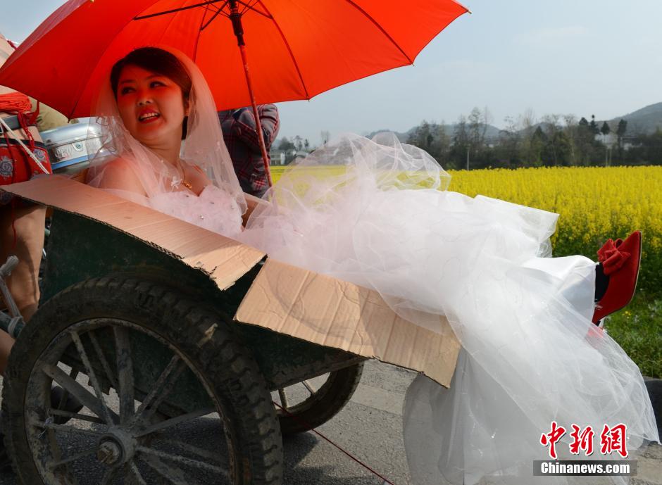 贵州90后青年拉板车接新娘