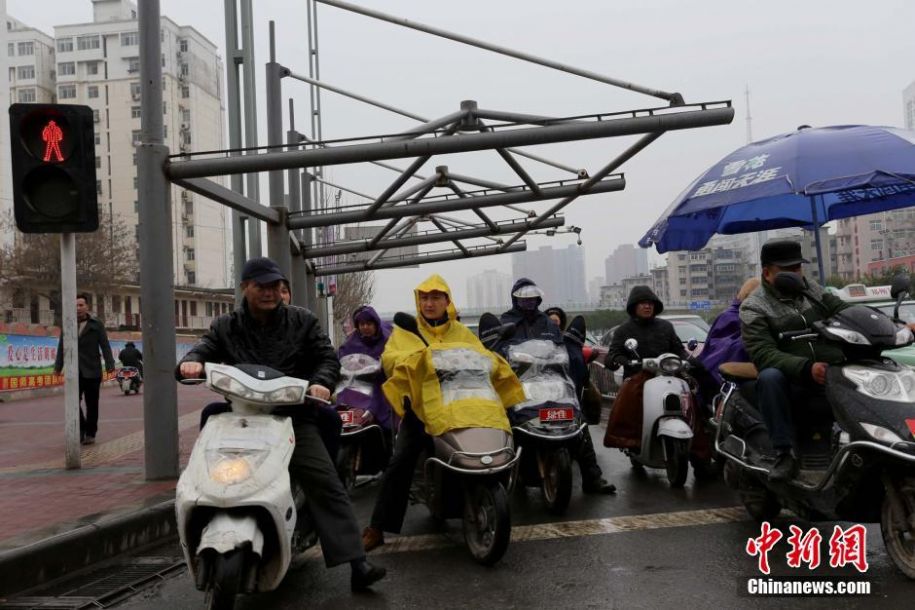 郑州街头遮阳棚 半年始终无顶棚