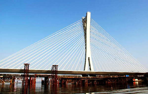 中铁十局克服“万重难” 合肥最大国道跨河大桥提前贯通