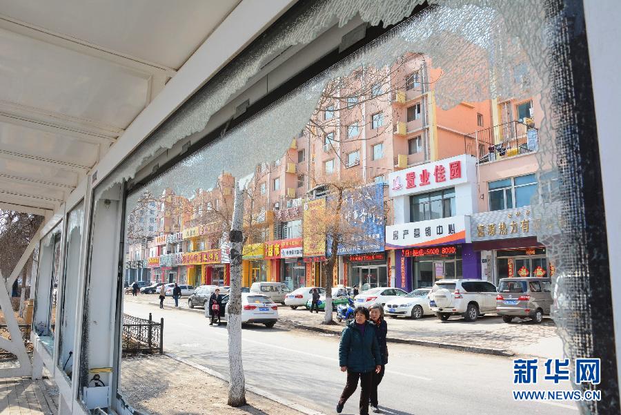 吉林市公交站桩玻璃屡遭打砸 半年损坏68块
