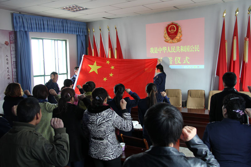 新疆巴里坤哈萨克自治县工商局开展“我是中国公民”宣誓活动