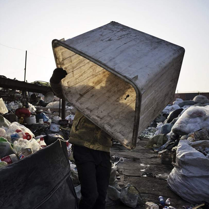 外国摄影师眼中的北京垃圾回收场
