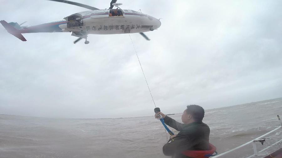 交通运输部北海救助飞行队救助搁浅进水砂石船9名船员