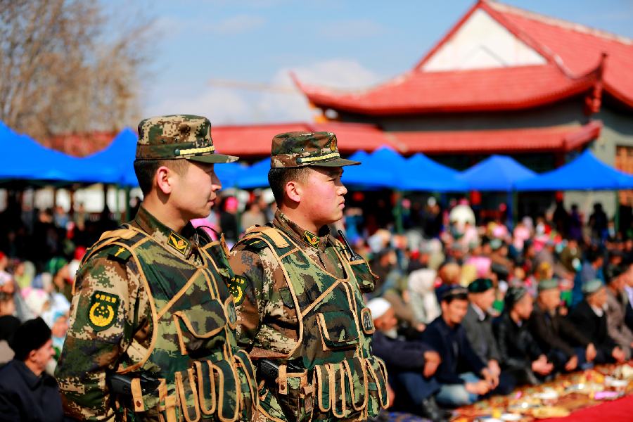新疆伊犁边防与驻地穆斯林群众共庆纳吾肉孜佳节