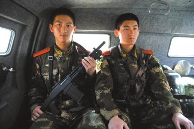 北京执勤武警顶盔掼甲25斤 每天值守13小时(图)