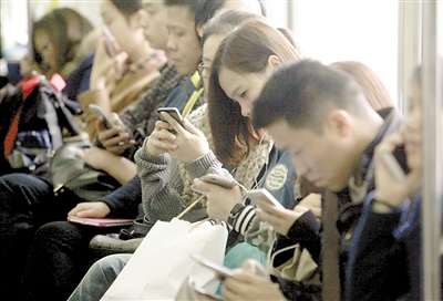 重庆轨道公安：掉东西的低头族中 女性数量占比超7成