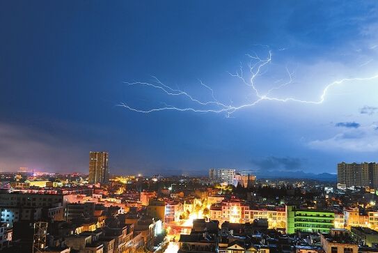 云南省将进入雷电高发期 年均雷暴日80多天