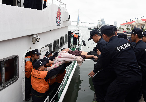 海南海警紧急出警救援受重伤渔民