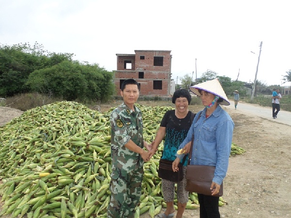 海南东方边防民警解民忧，帮助处理十万亩滞销玉米