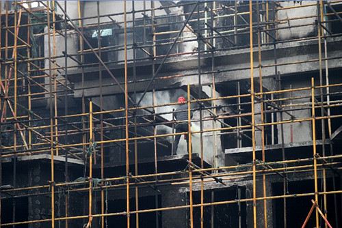 郑州一在建楼盘发生火灾 一名工人受伤