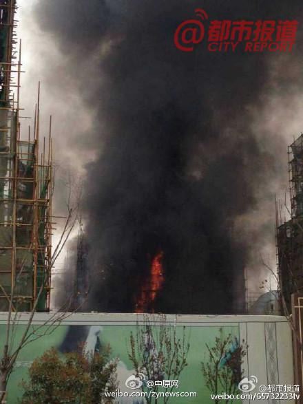 郑州一在建楼盘发生火灾 一名工人受伤