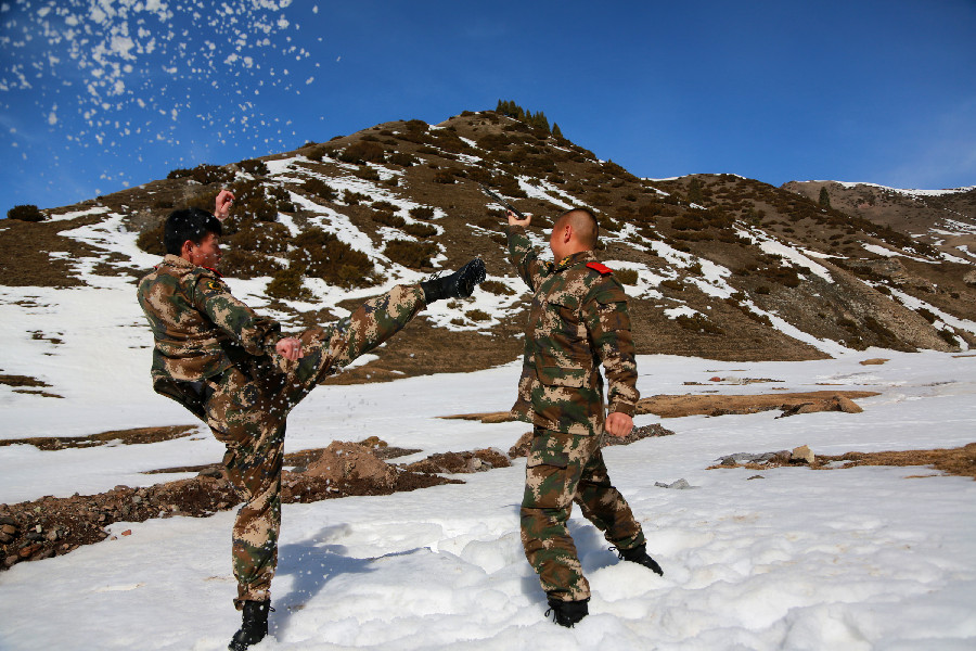 新疆伊犁边防雪野练兵 锻造反恐劲旅雄师