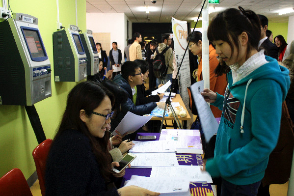 南开大学举办本学期首场双选会场面火爆 学校加大力度促就业