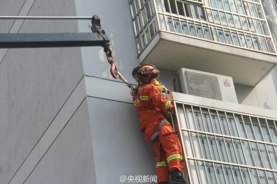 6岁女童被卡楼房空调外机 消防员空中营救