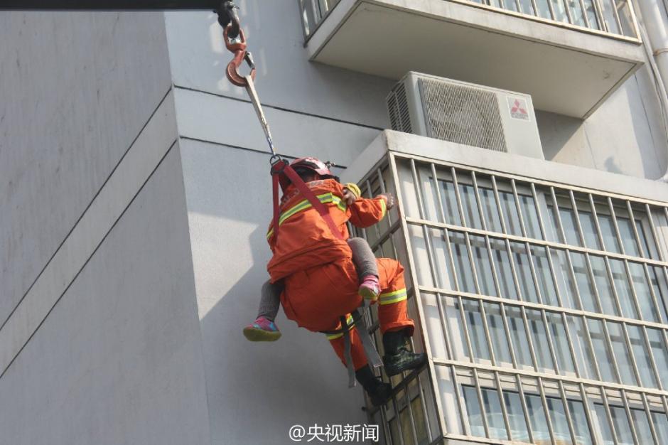 6岁女童被卡楼房空调外机 消防员空中营救