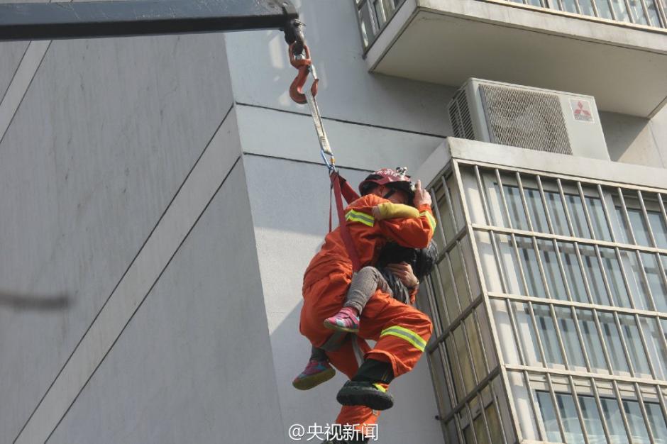 6岁女童被卡楼房空调外机 消防员空中营救