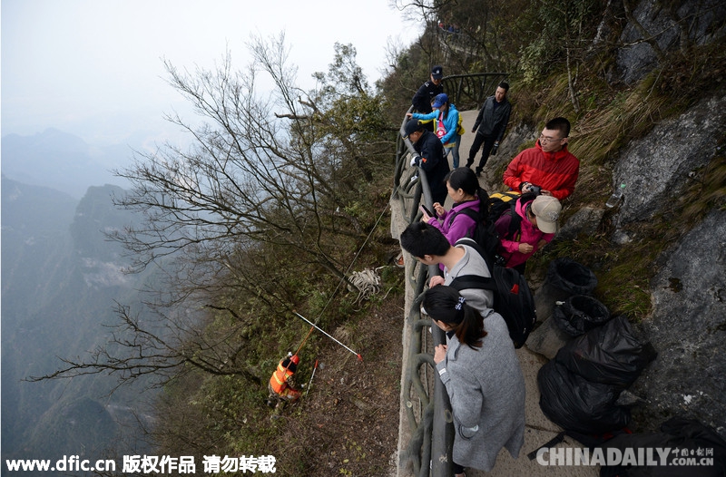 湖南张家界：“蜘蛛侠”1400米悬崖绝壁上捡垃圾 引游客围观