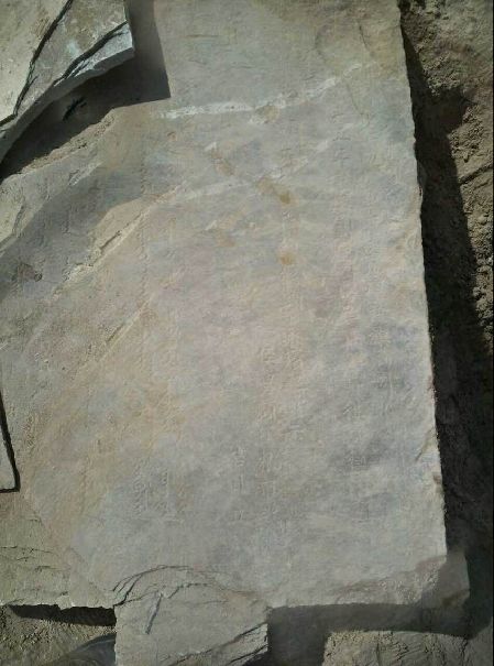 新疆惠远古城出土两块清代墓碑