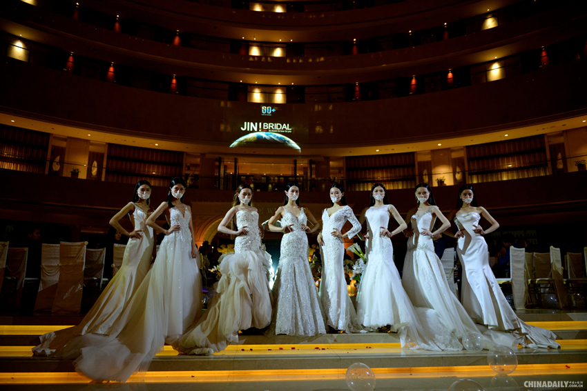 万丽天津宾馆酒店“地球一小时”主题婚礼秀上演浪漫求婚