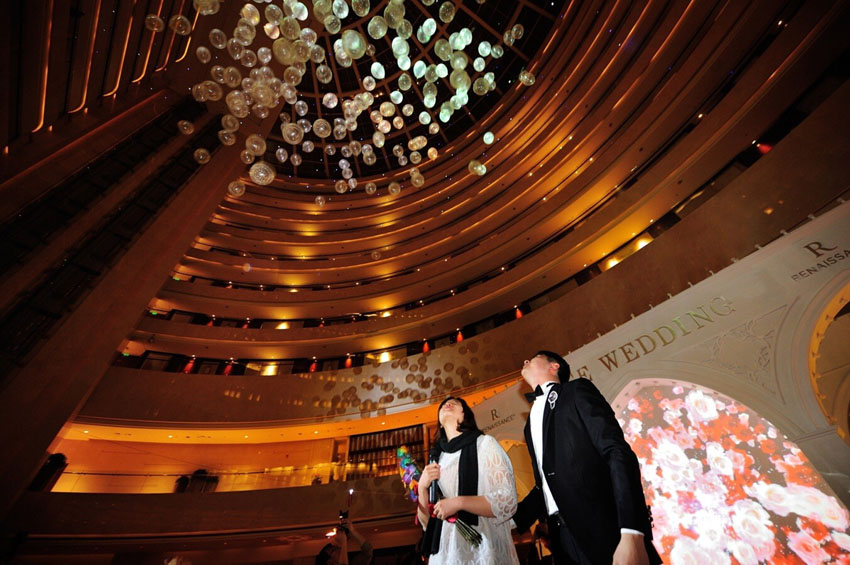 万丽天津宾馆酒店“地球一小时”主题婚礼秀上演浪漫求婚