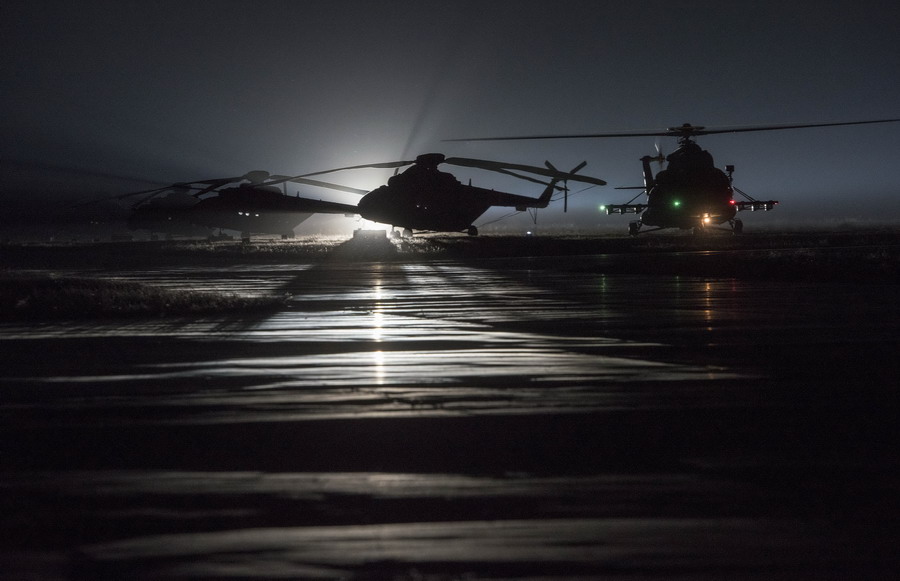 新疆军区某陆航旅开展直升机群跨昼夜训练