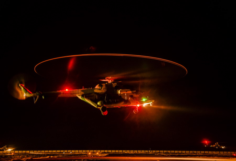 新疆军区某陆航旅开展直升机群跨昼夜训练