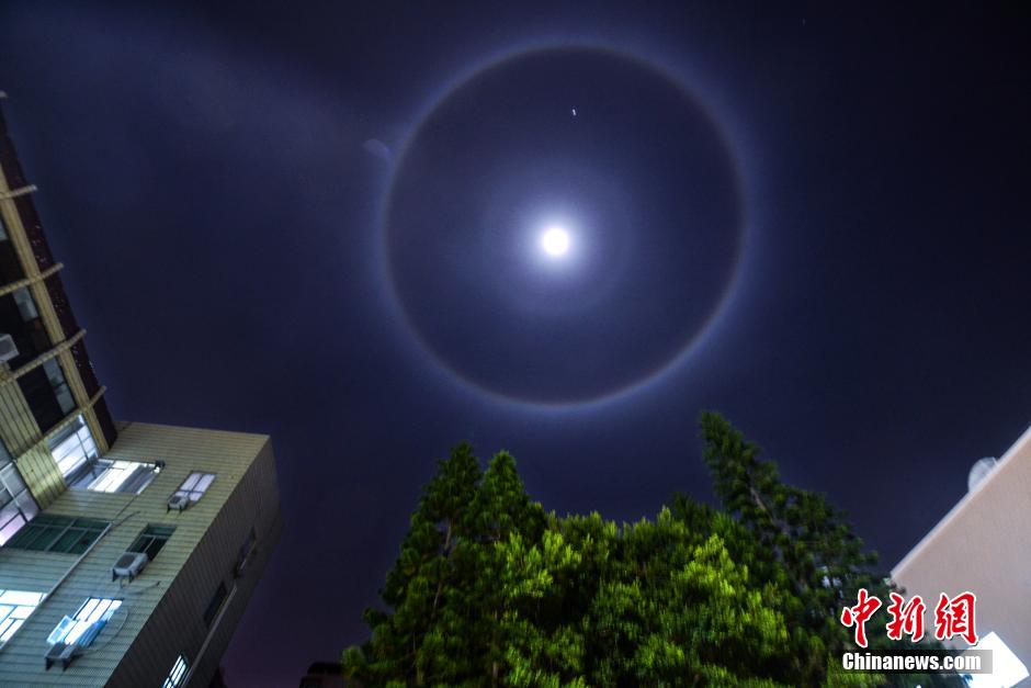 福建平潭夜空现罕见“月晕”奇观