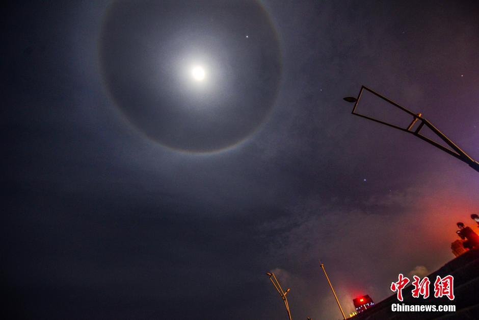 福建平潭夜空现罕见“月晕”奇观