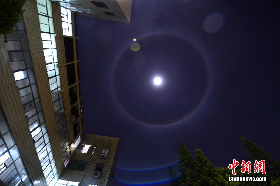 福建平潭夜空现罕见“月晕”奇观