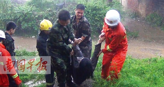 桂林：女子如厕失足跌粪池 消防队员冒雨救出(图)